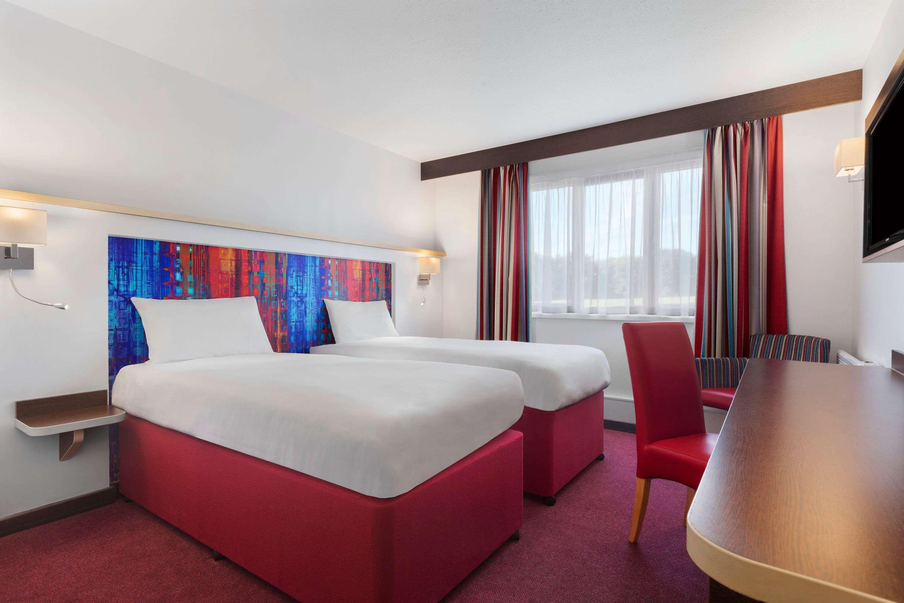 Hotel Ramada Milton Keynes Exteriér fotografie